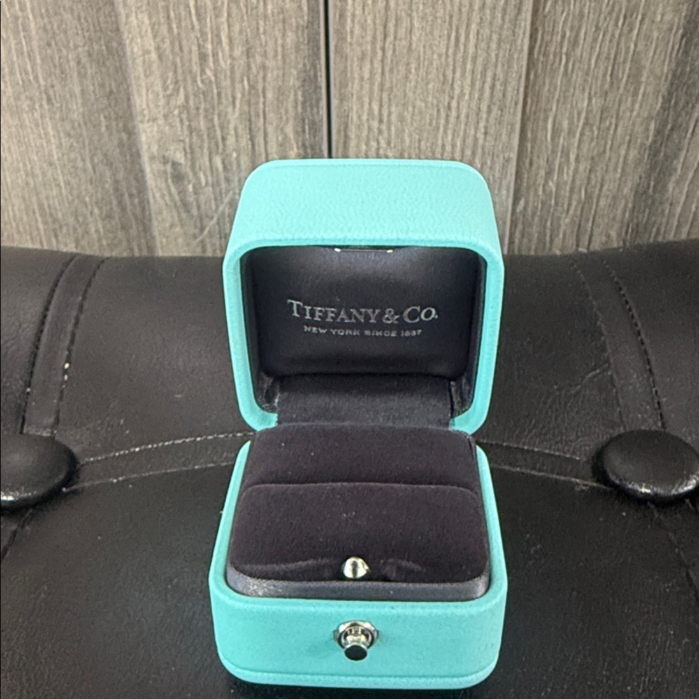 Genuine Tiffany & Co Blue Leather Ring Small Gift Presentation Box Clasp Closure - Picture 2 of 8